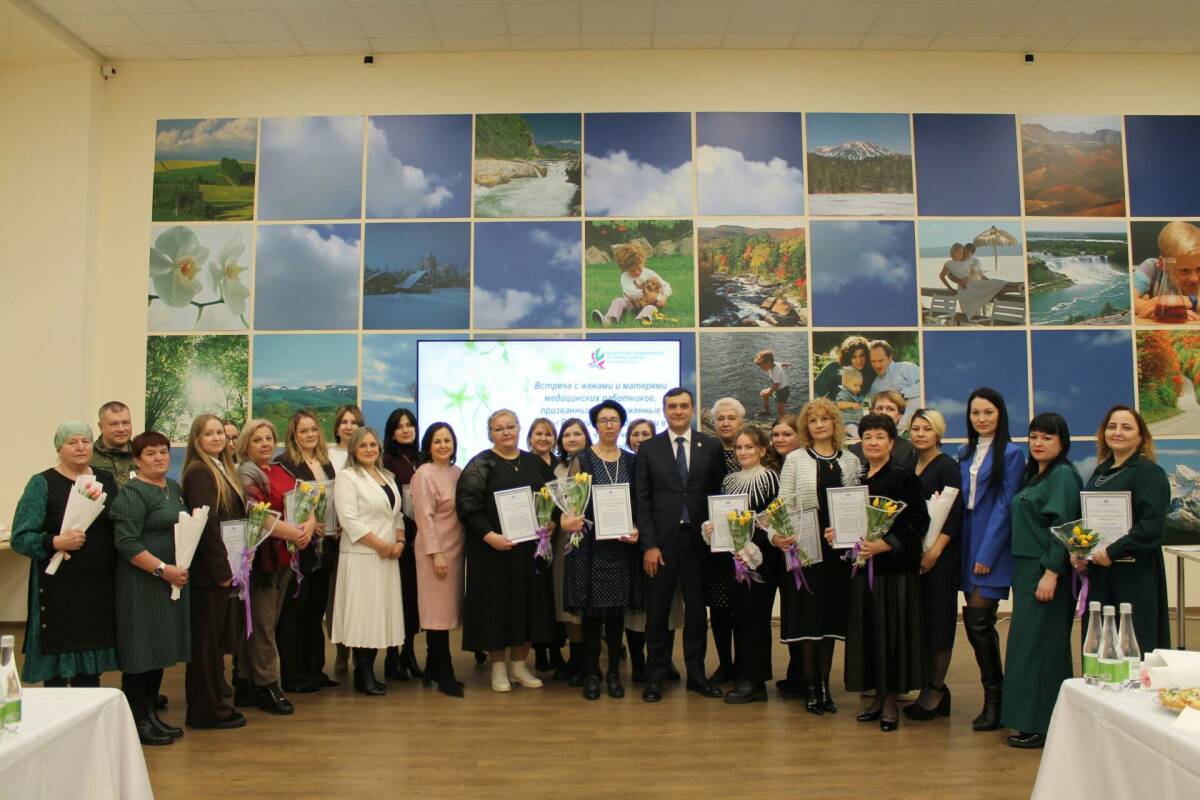 В преддверии 8 марта глава минздрава РТ поздравил жен медиков-участников СВО