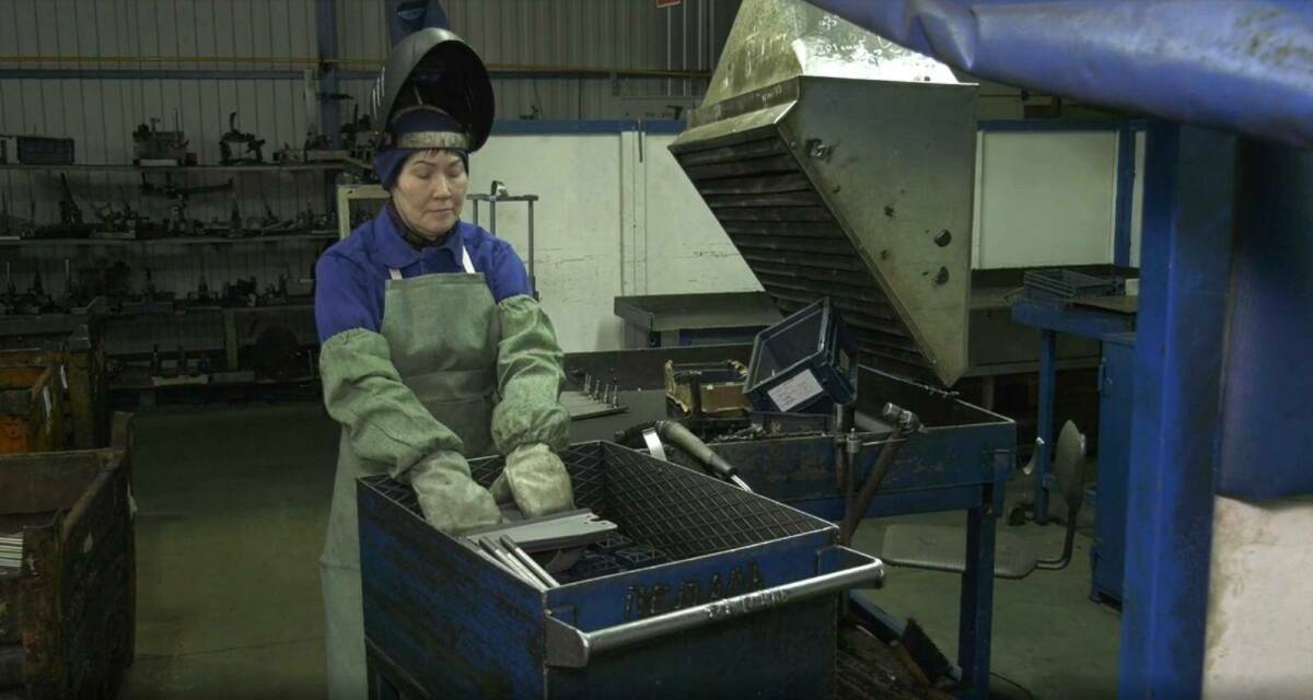 44 года в профессии: в Челнах в цехе шасси работает женщина-сварщик