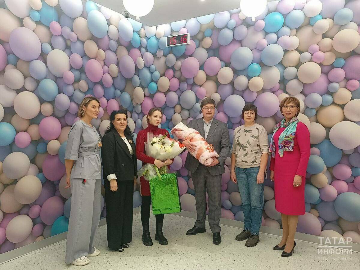 «Вы и ваш муж - герои»: жену бойца СВО с первенцем выписали из роддома горбольницы №7