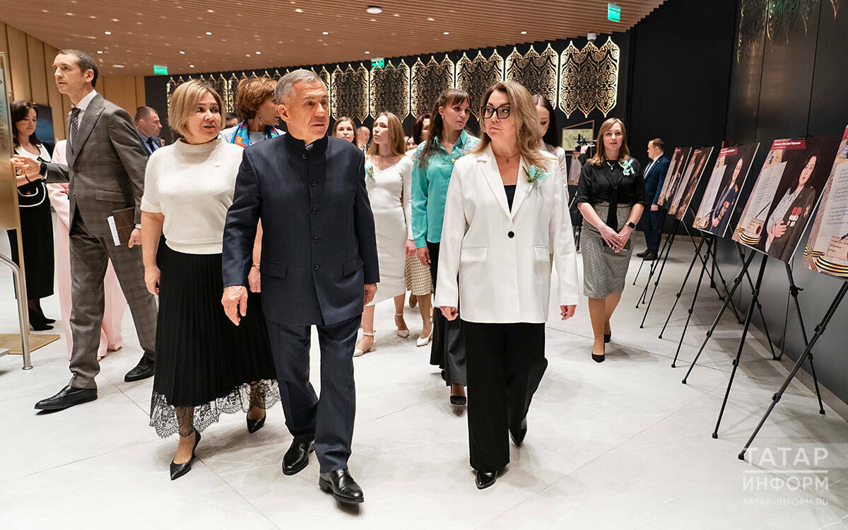 «Каждая из вас уникальна»: как Минниханов поздравлял женщин накануне 8 Марта