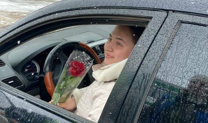 Цветы и поздравления: в Новошешминске поздравили автоледи с 8 Марта