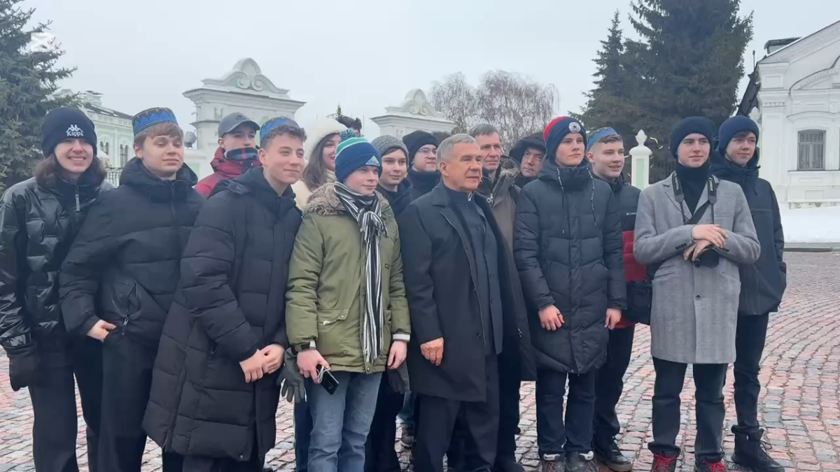 Туристы из Екатеринбурга поделились с Миннихановым своими впечатлениями о Казани и спели