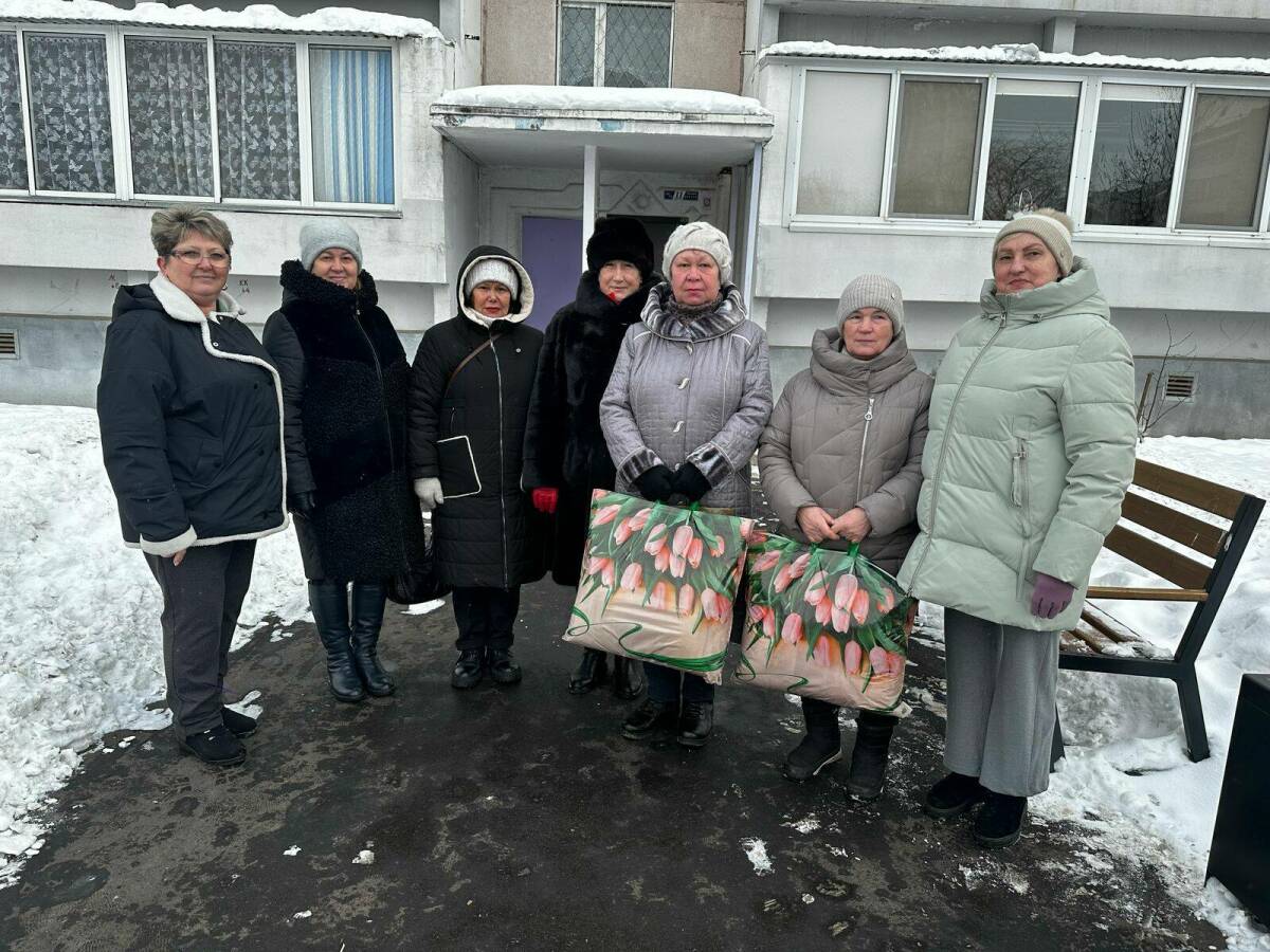 «Для тех, кто делает двор чище»: челнинцы тепло поздравляют дворников