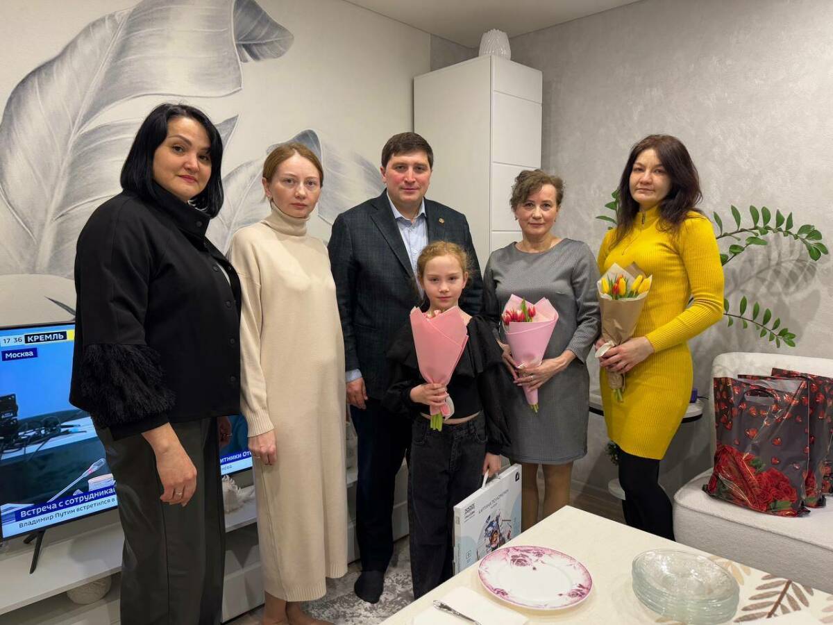 В Менделеевске поздравили жен и матерей бойцов СВО