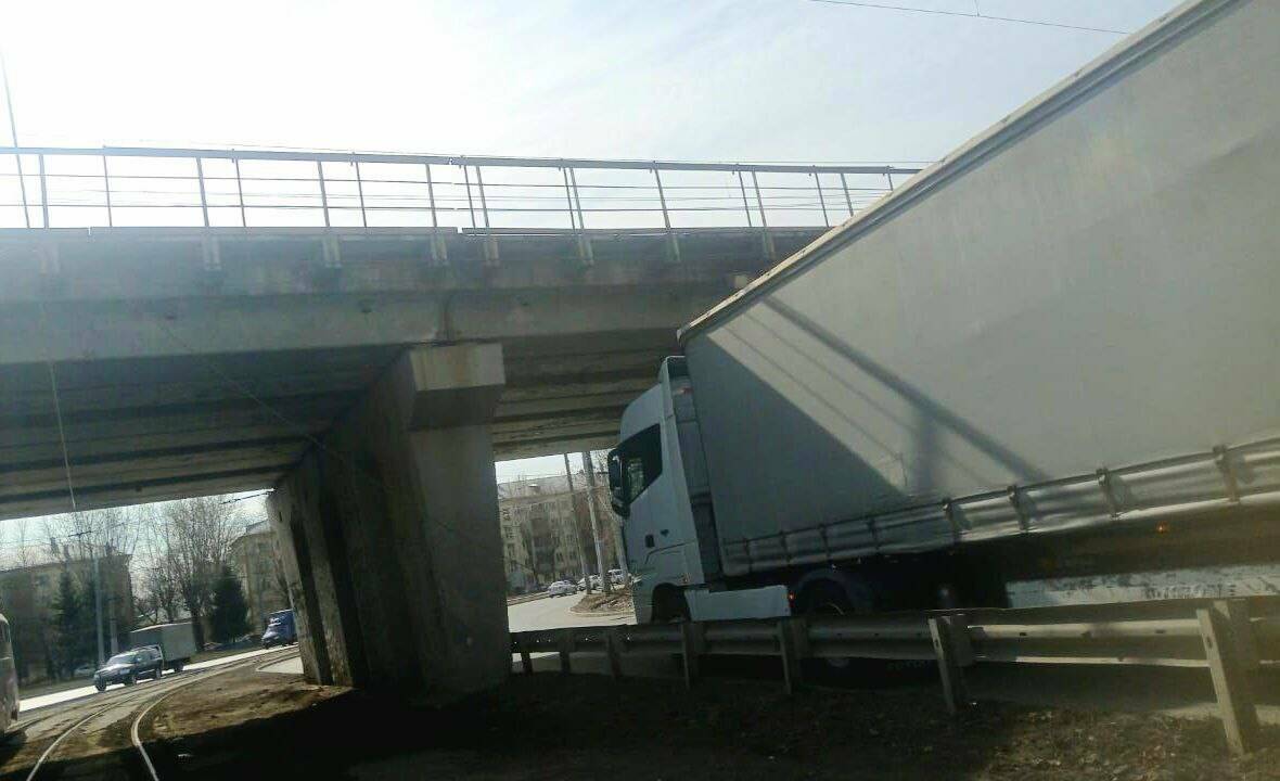 Под мостом на Воровского в Казани грузовик повредил сеть – встали троллейбусы и трамваи