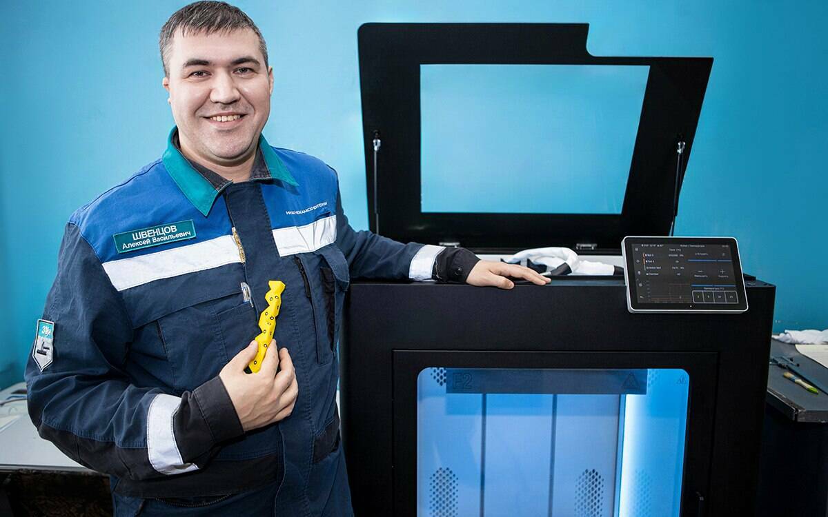 От токарного станка к 3D-печати деталей: сотрудник НКНХ рассказал о карьере на заводе
