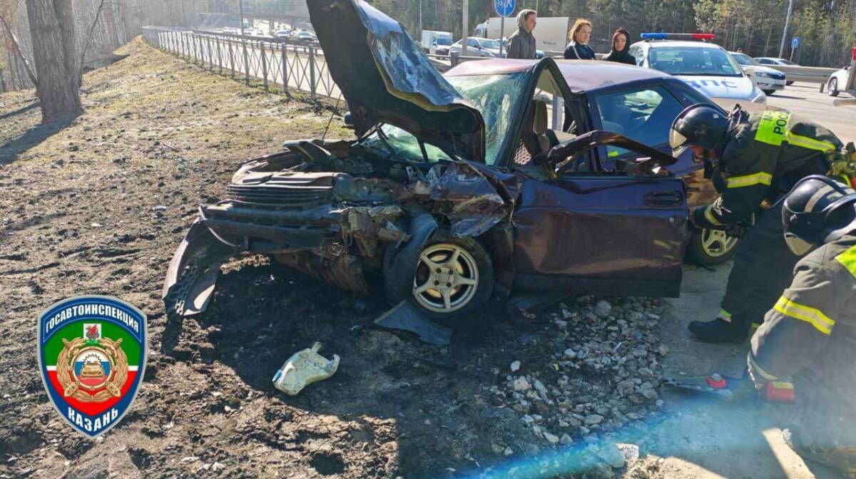 В Казани легковушка влетела в стоящую иномарку, водителя зажало в автомобиле