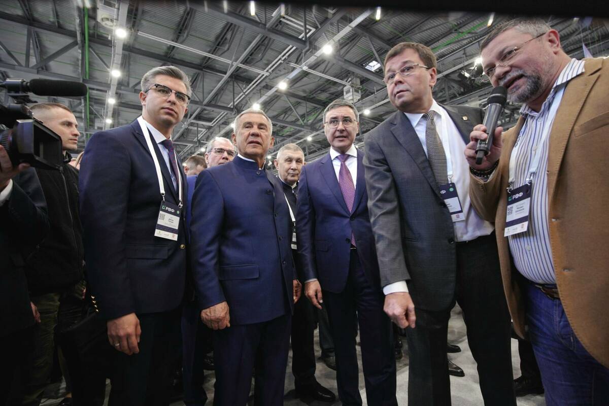 Минниханов и Фальков примерили российские AR-очки на выставке стартапов РВФ