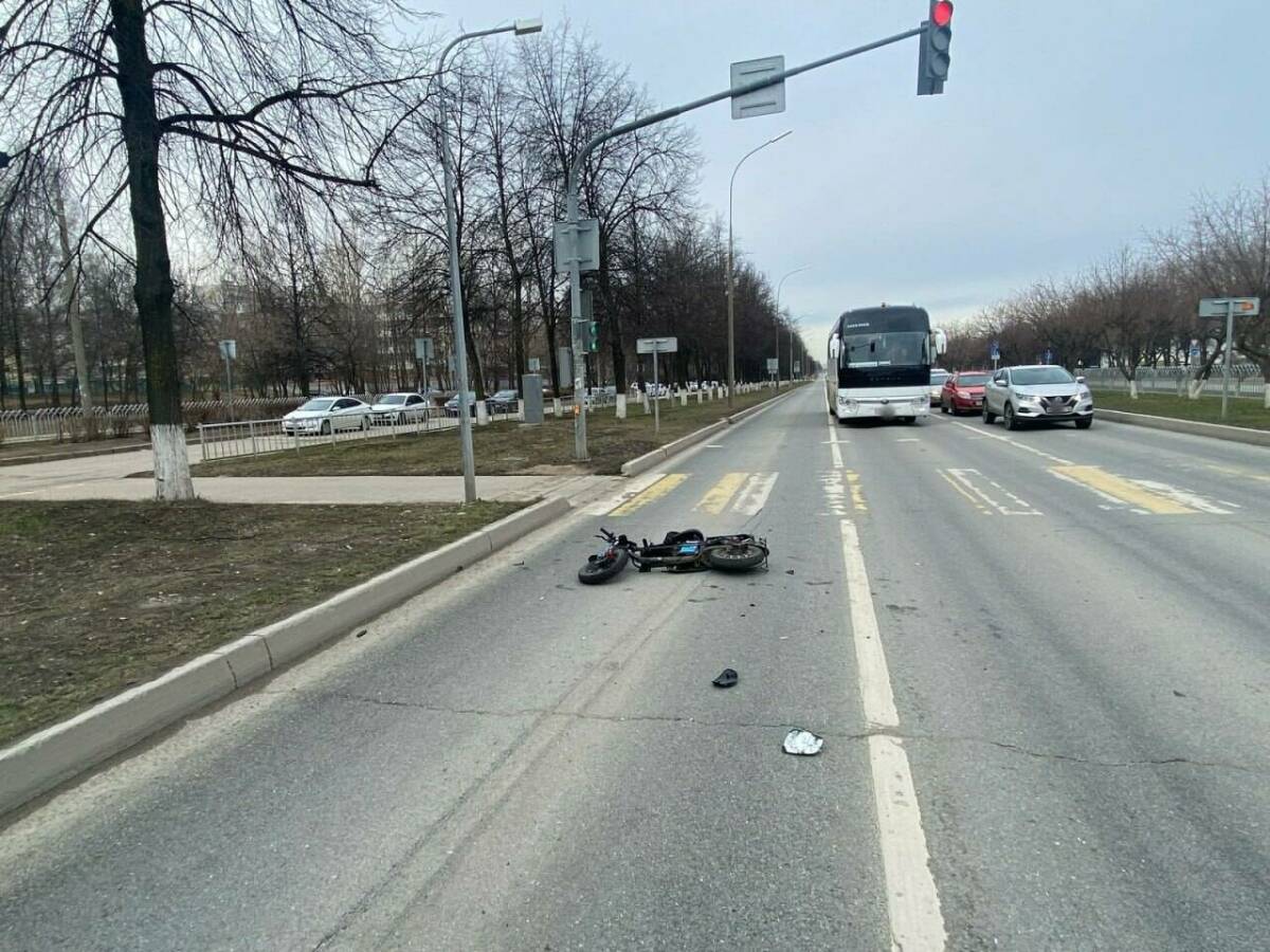 В Челнах водитель «Ларгуса» проехал на красный и сбил парня на самокате