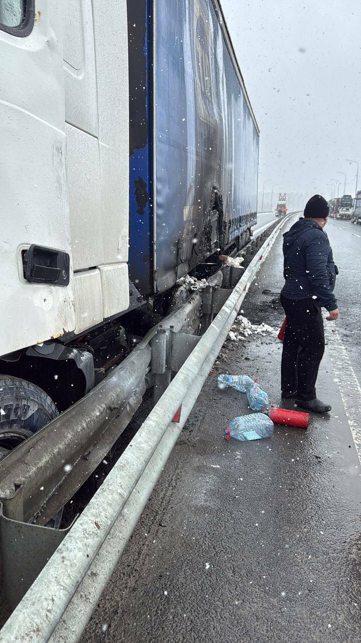 По пути из больницы, куда отвез беременную, казанский врач спас водителя из горящей фуры