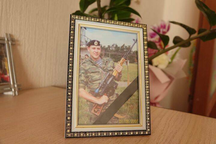 В Челнах мать Героя России Сергея Чебнёва передала его вещи в музей