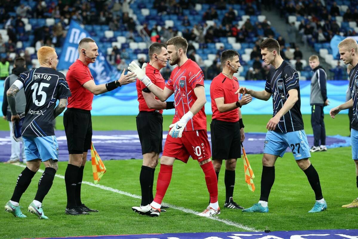 Медведев, сломавший в Казани тумбу для мяча, дисквалифицирован за оскорбление судей