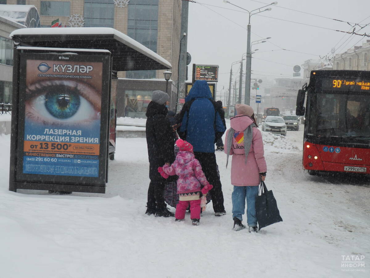 Треть городских остановок Казани обслуживают рекламные фирмы