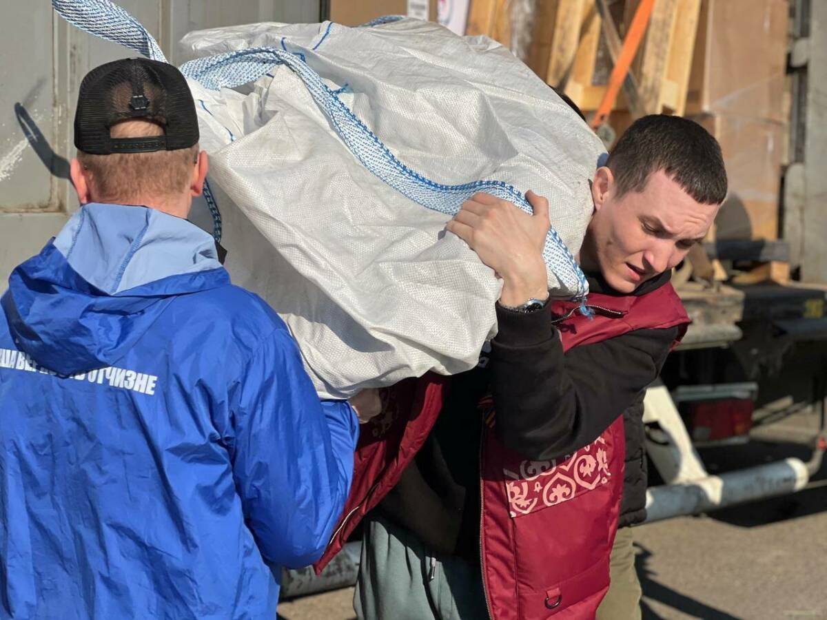 Жители Лисичанска и Рубежного получили 150 тонн гуманитарной помощи от «Единой России»