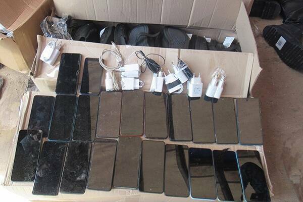 В Альметьевске в колонию пытались провезти телефоны в коробках с обувью