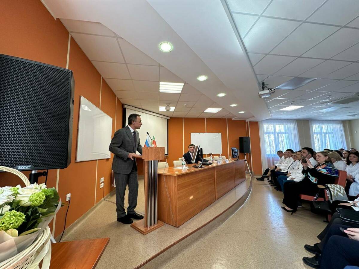 Министр здравоохранения РТ объявил коллективу РКБ об уходе главного врача