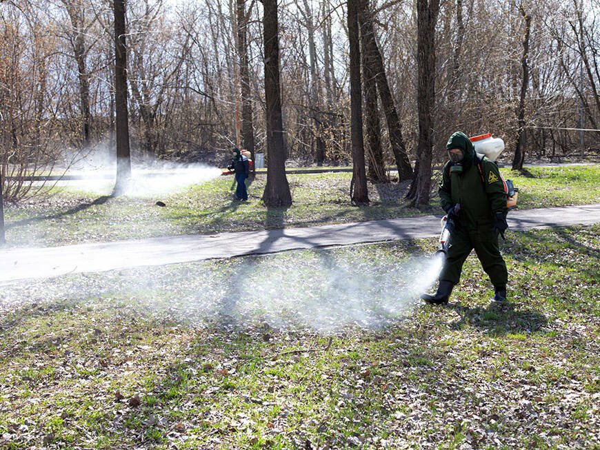 В Казани начали обрабатывать территории против клещей