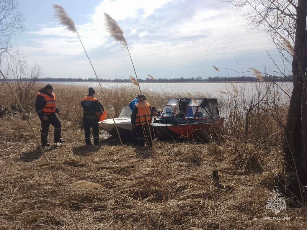 Водолазы нашли тело  рыбака, который выпал из лодки на Каме