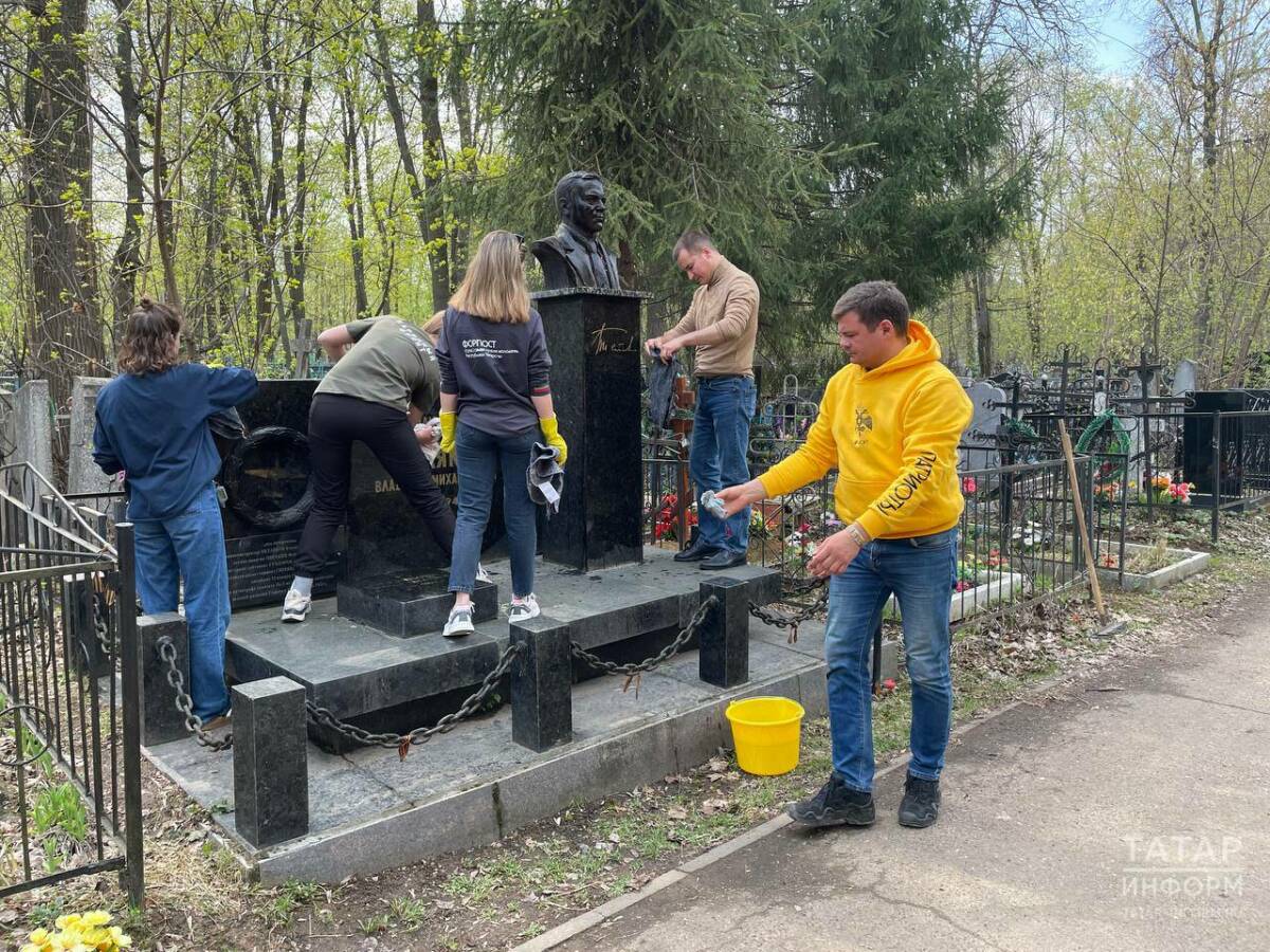 Министр по делам молодежи РТ и активисты убрались на могиле авиаконструктора Петлякова
