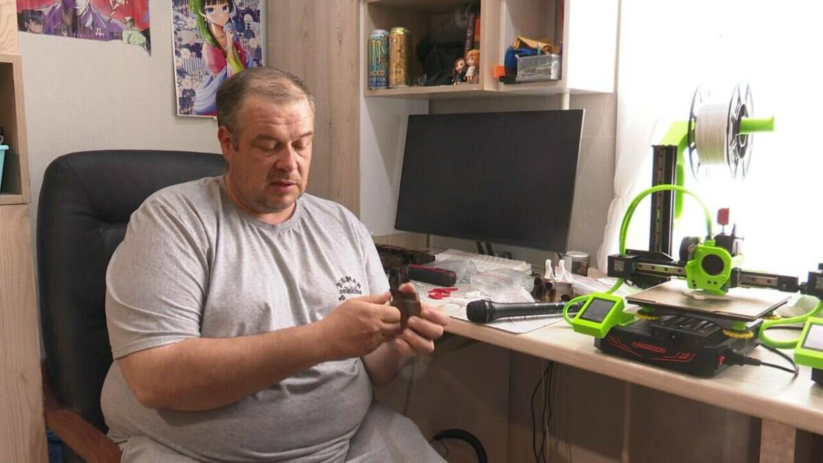 Домашняя мастерская для фронта: нижнекамец печатает «заряжайки» для СВО на 3D-принтере