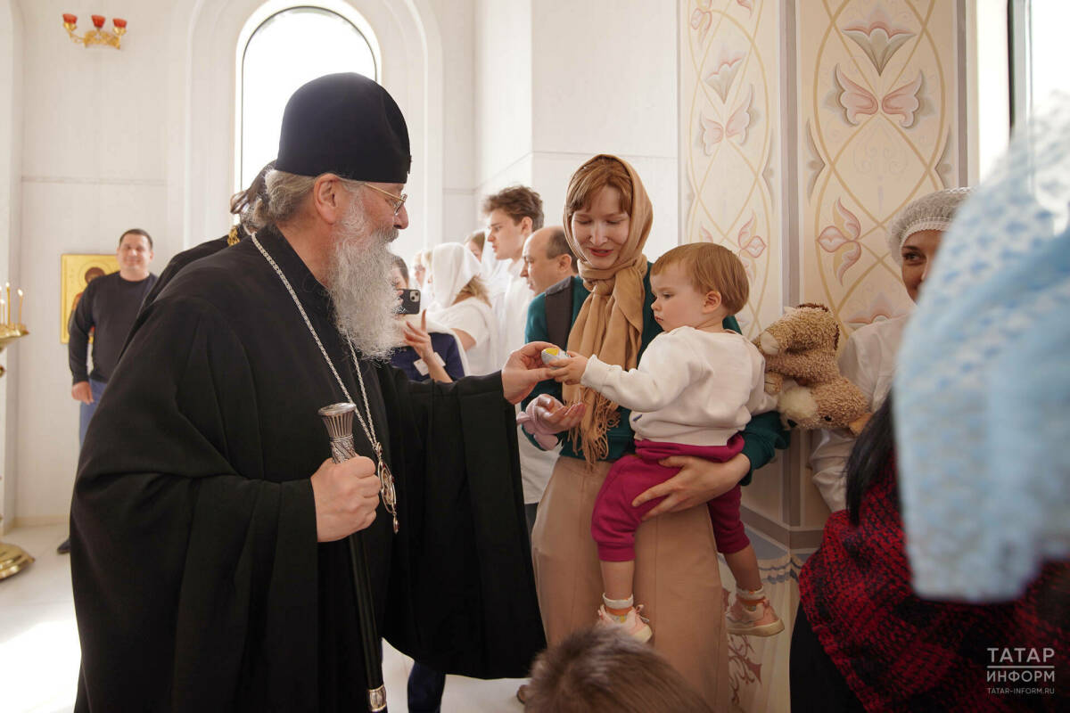 Митрополит Кирилл поздравил маленьких пациентов ДРКБ с Пасхой