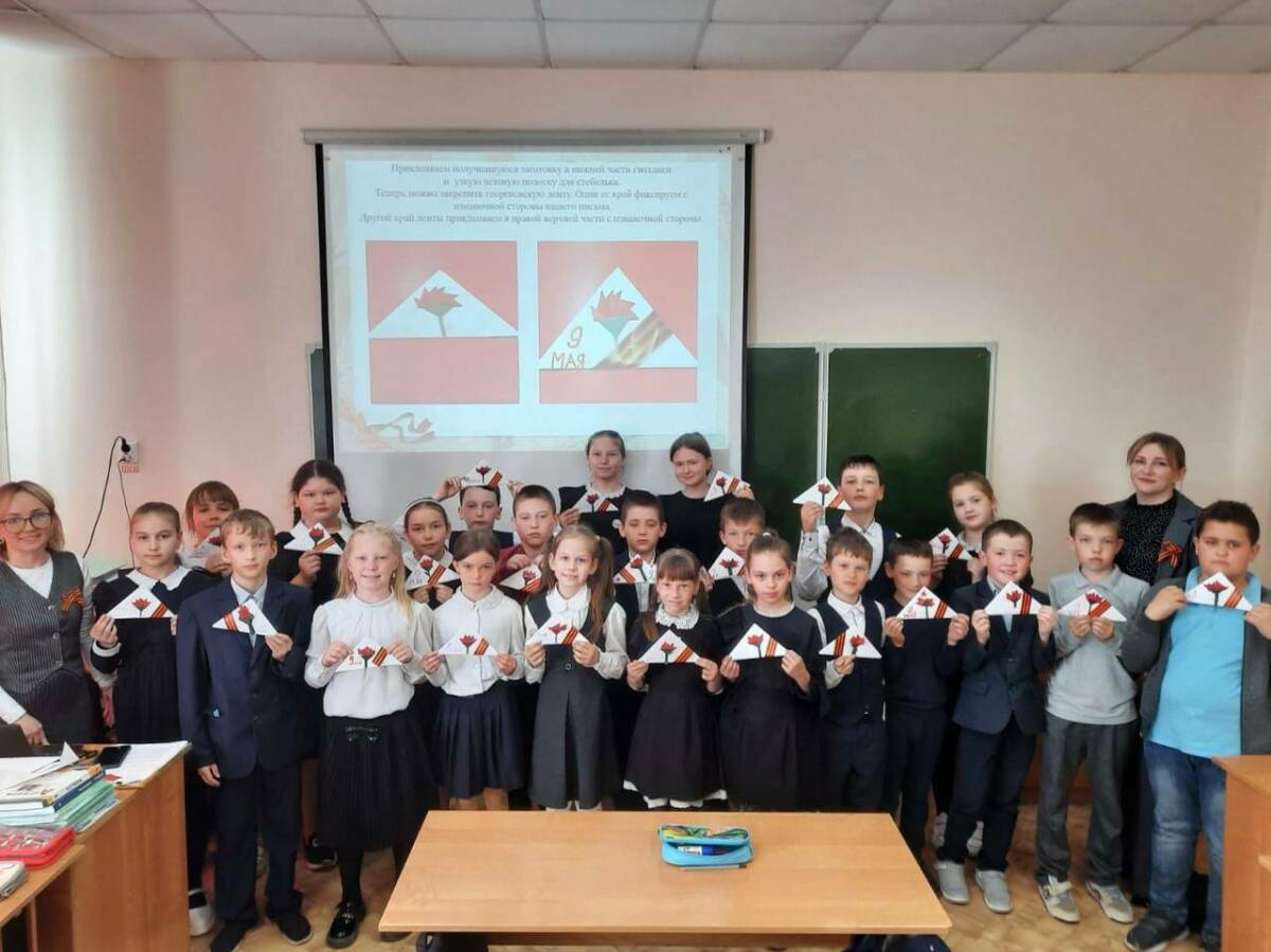 «Треугольники памяти»: лаишевские школьники поддержали бойцов СВО письмами к 9 Мая