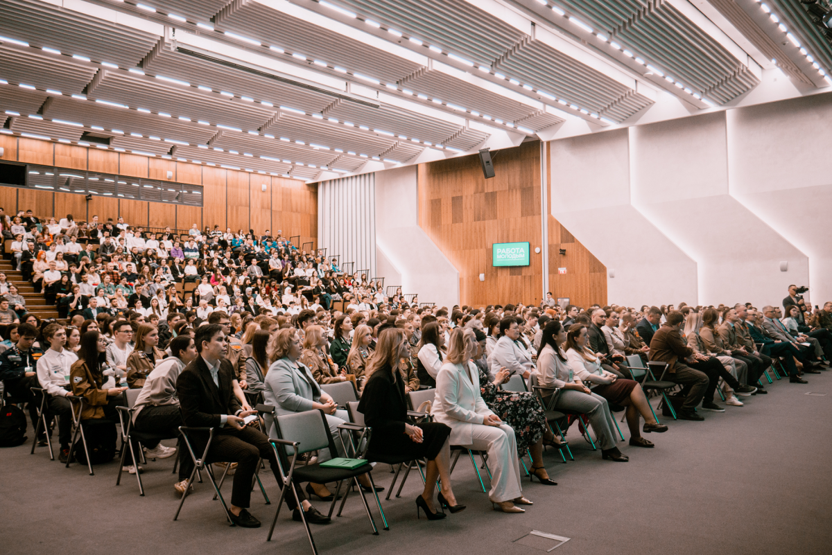 Организованный студотрядами форум «Работа молодым» собрал свыше тысячи участников