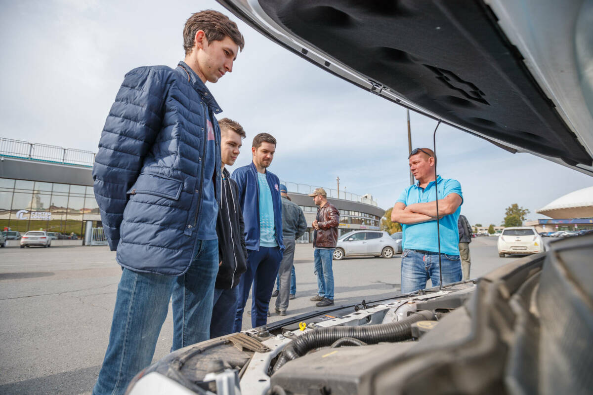 Автоэксперт Баканов назвал оптимальный срок замены моторного масла