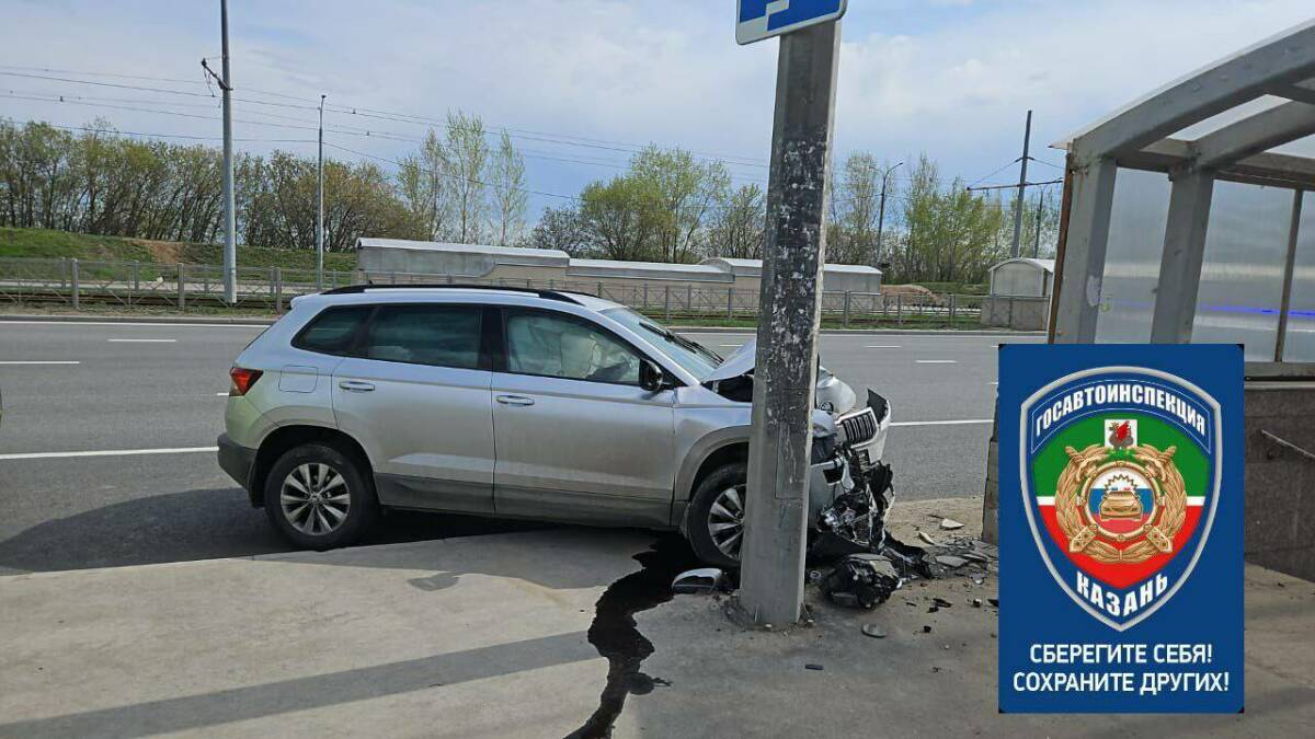 В Казани женщина-водитель потеряла сознание и врезалась в столб около подземного перехода