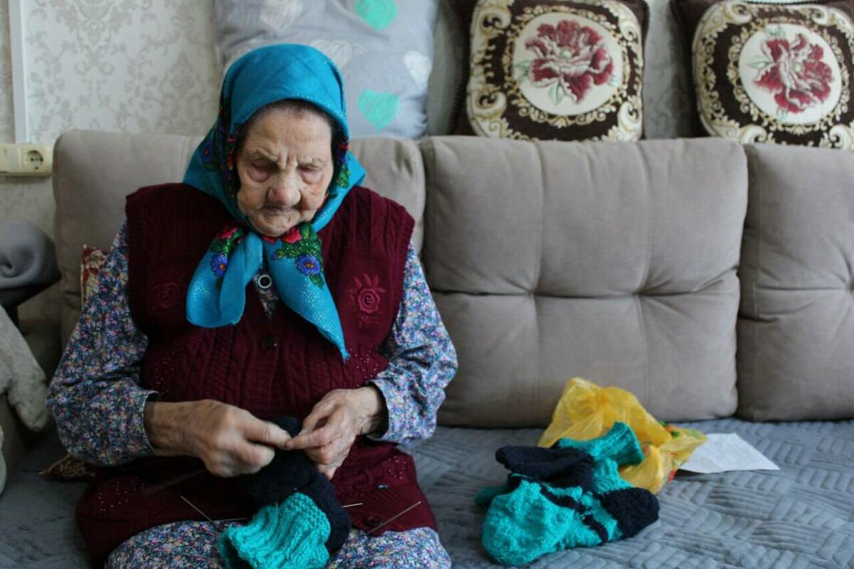 Жизнь во имя других: 98-летняя труженица тыла из РТ вяжет носки для бойцов СВО