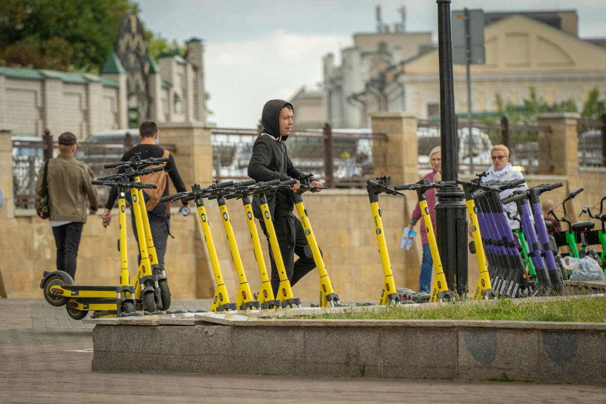 В Минтрансе РФ хотят запретить парковку электросамокатов на тротуарах
