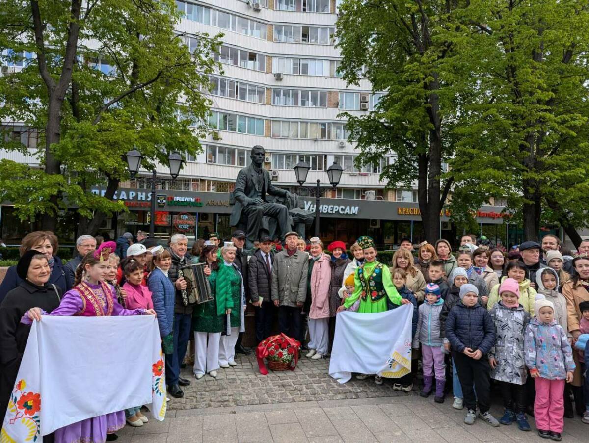 В Москве татарская общественность возложила цветы к памятнику Габдуллы Тукая