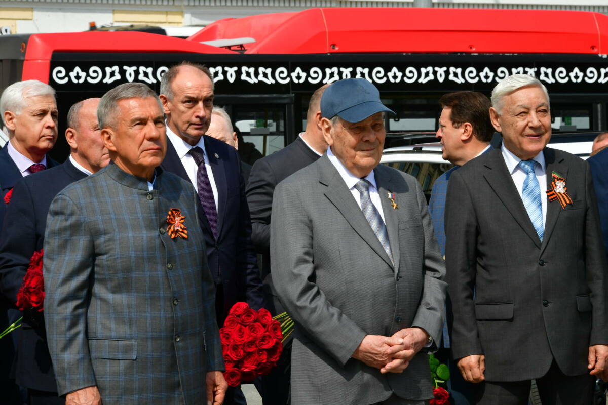 Минниханов и Шаймиев возложили цветы к памятнику Тукая