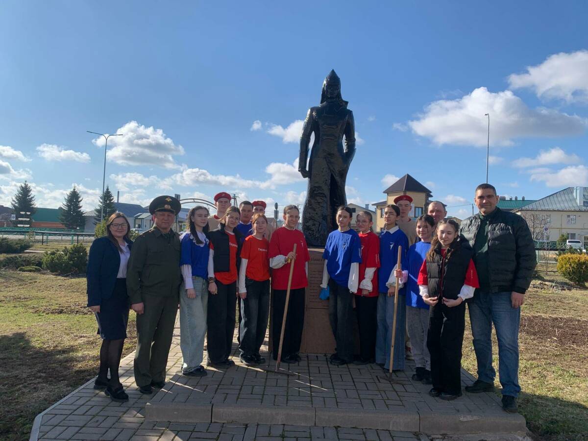 Молодежь Сабинского района провела субботник у памятника Герою Советского Союза