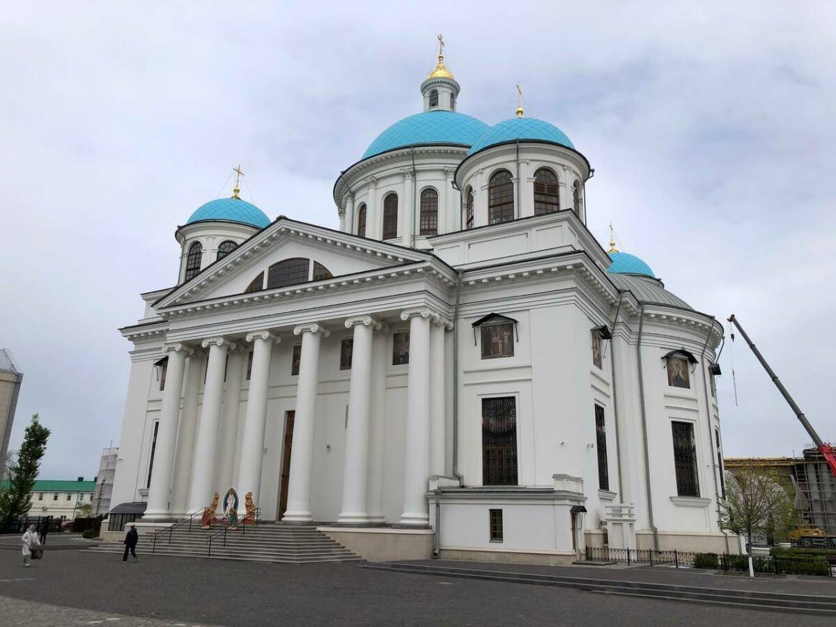 «Смерти нет, есть только вечная жизнь»: митрополит Кирилл совершил Литургию в Радоницу