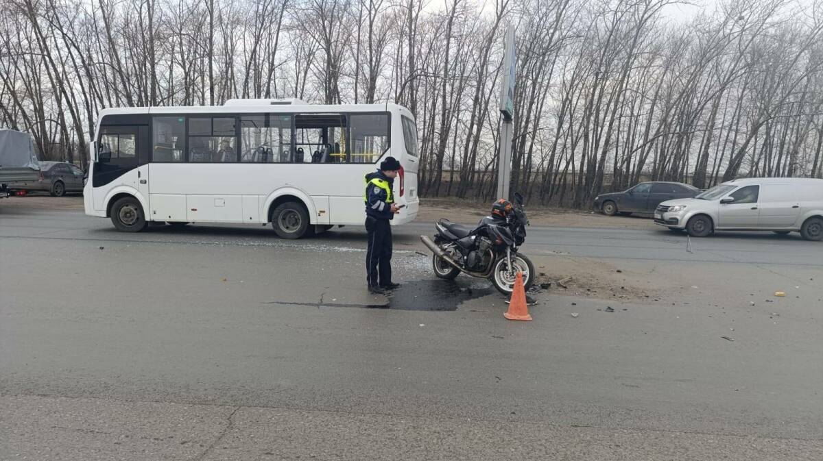 В Нижнекамске мотоциклист попал в реанимацию после столкновения с автобусом