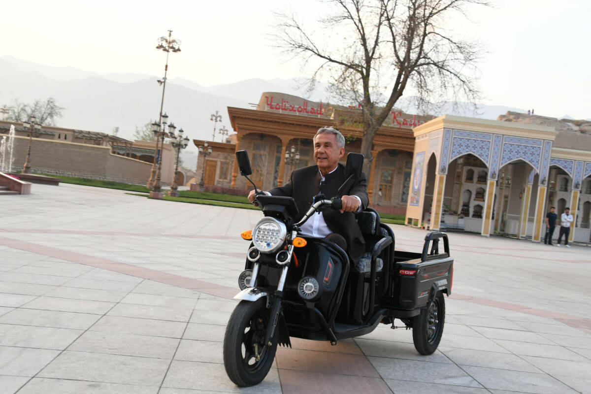 «Навстречу выходным»: Минниханов проехался на скутере по Худжанду