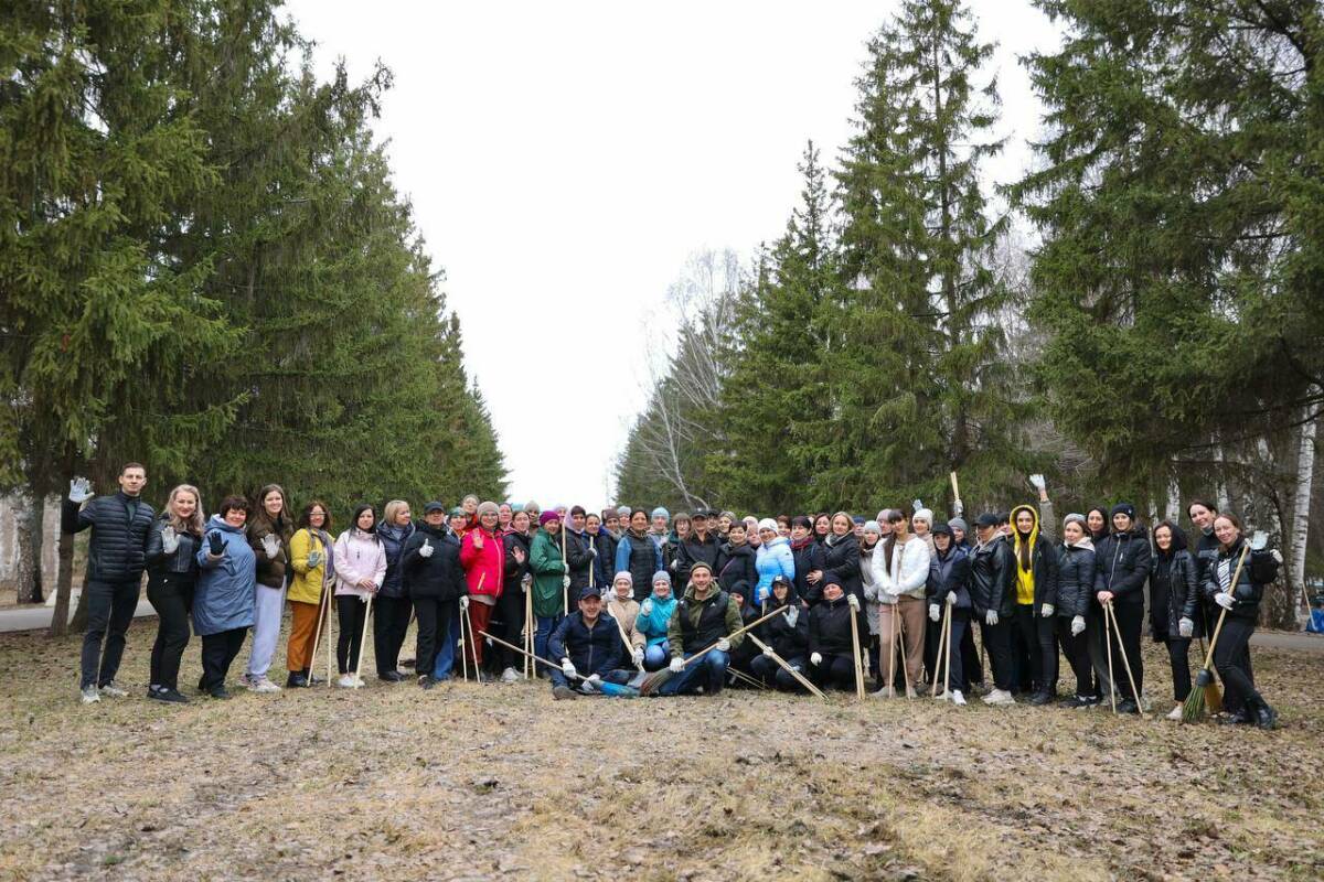 Более 100 сотрудников администрации с Гюзель Хабутдиновой убрались в Альметьевске