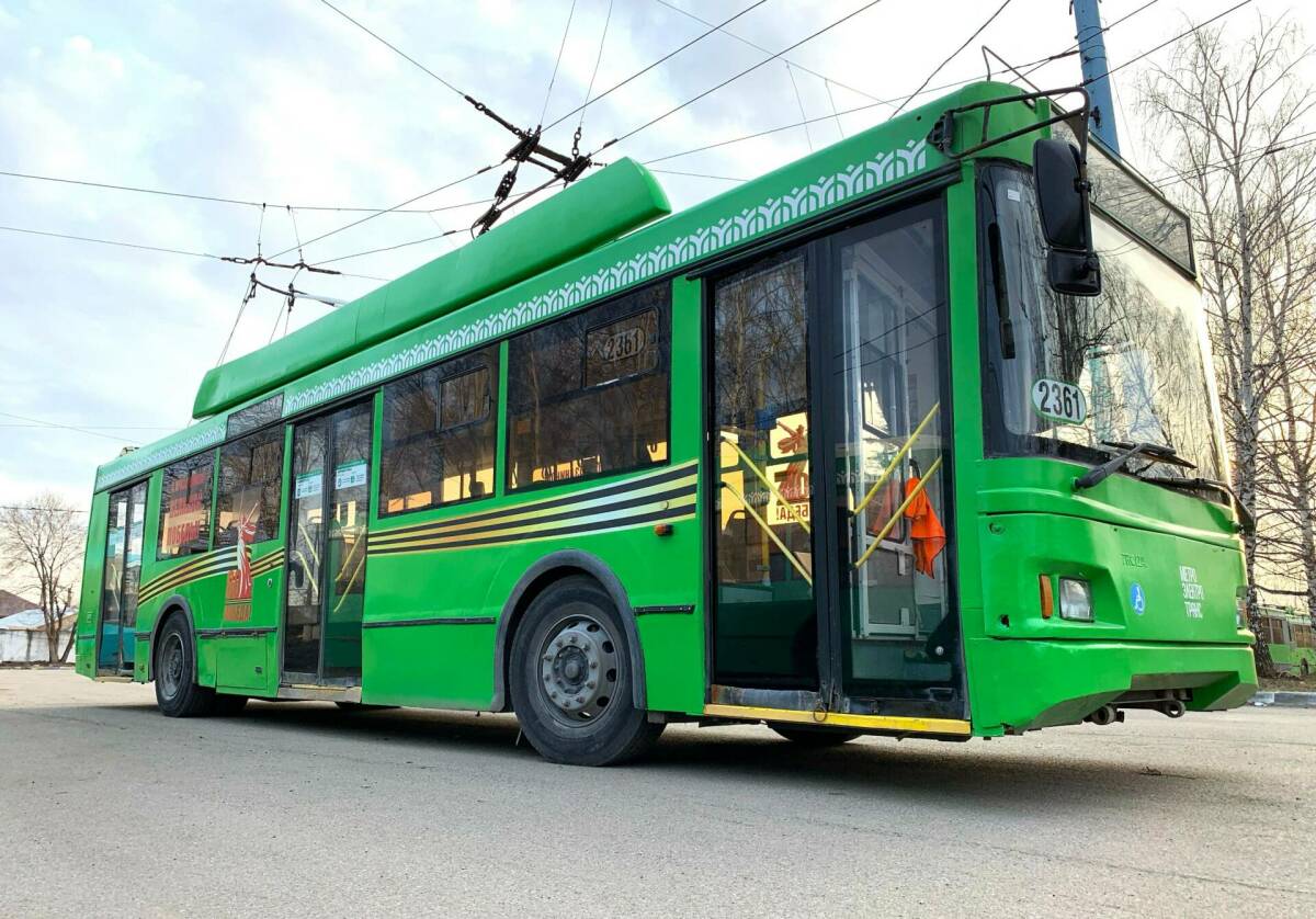 На улицах Казани появились трамваи и троллейбусы с символикой в честь Дня Победы