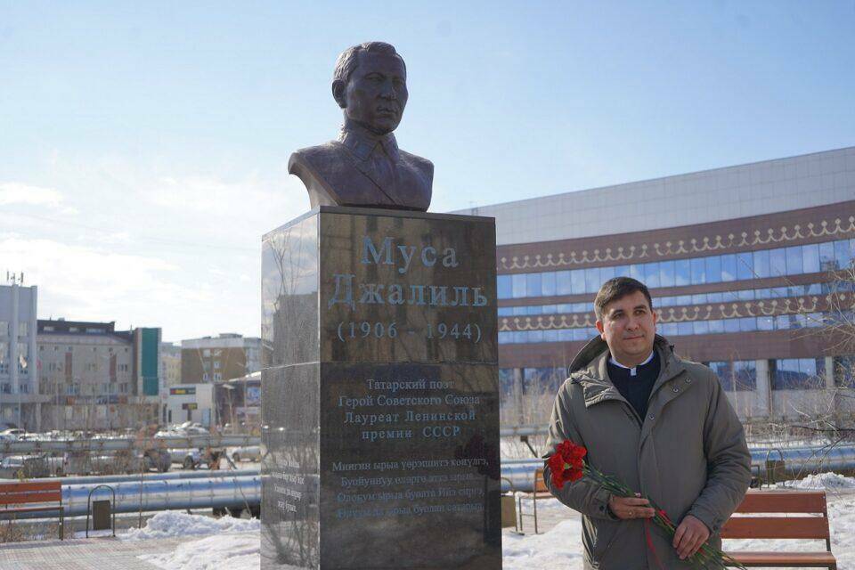 Цветы к бюсту Мусы Джалиля возложили в Якутске