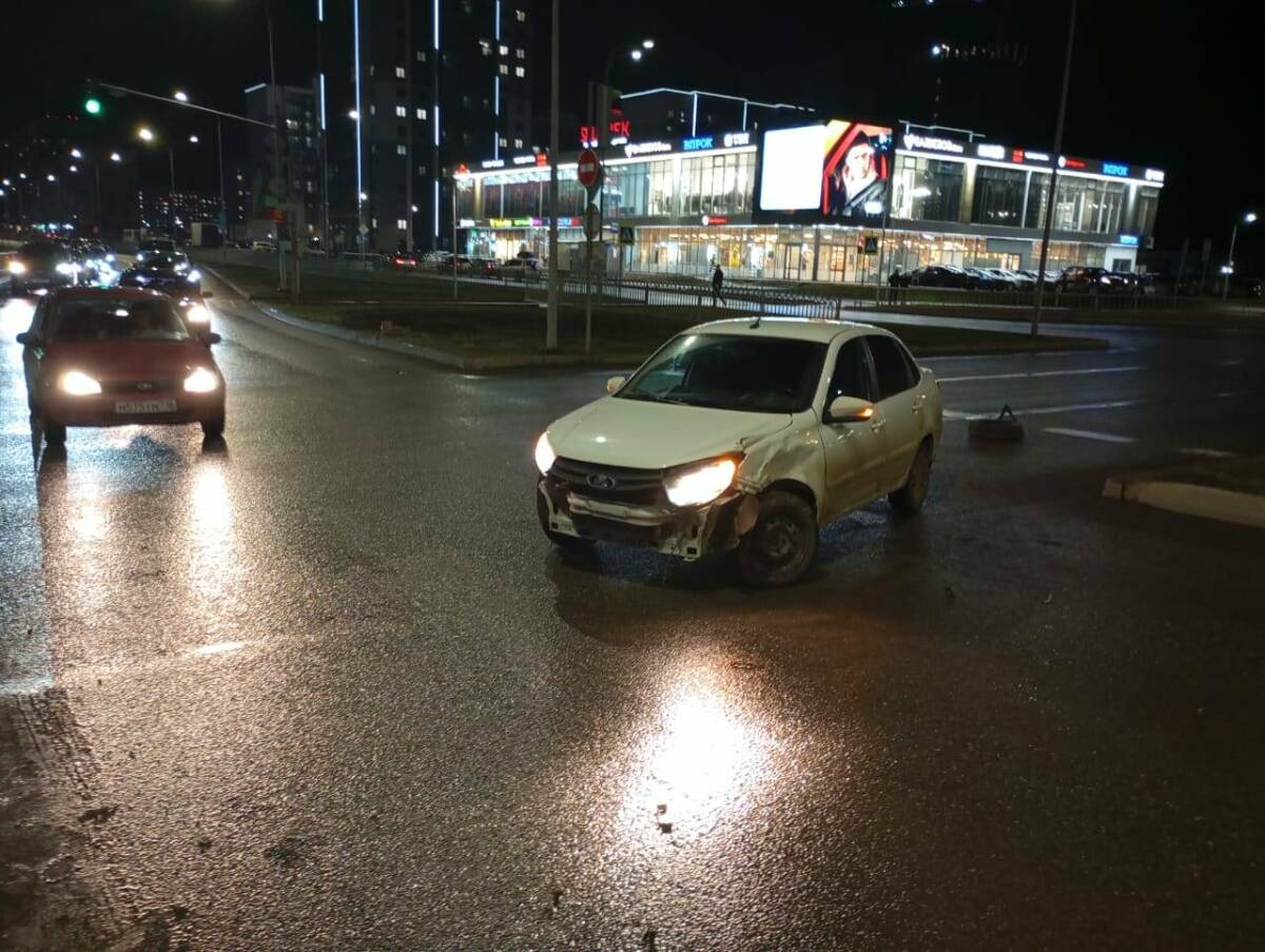 Питбайкер и его пассажирка попали в больницу после столкновения с «Ладой» в Челнах