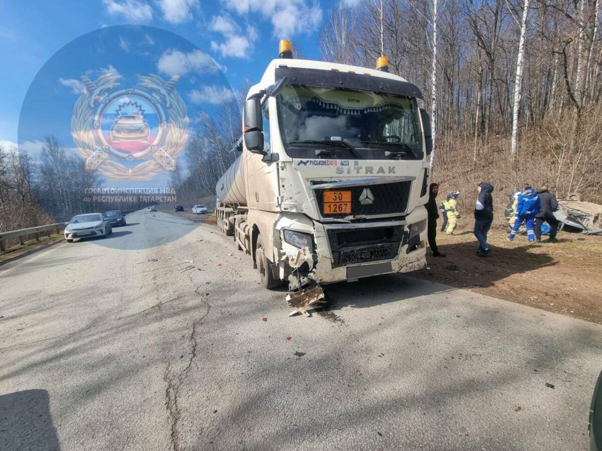 На трассе в РТ легковушка влетел в грузовик, водитель и пассажирка погибли на месте