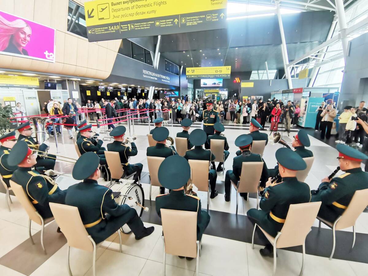Оркестр Танкового училища выступил в казанском аэропорту  к 80-летию Победы