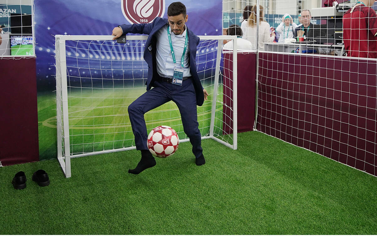 Вкусная еда, футбол в костюмах и ярмарка мастеров: яркие моменты первого дня KazanForum