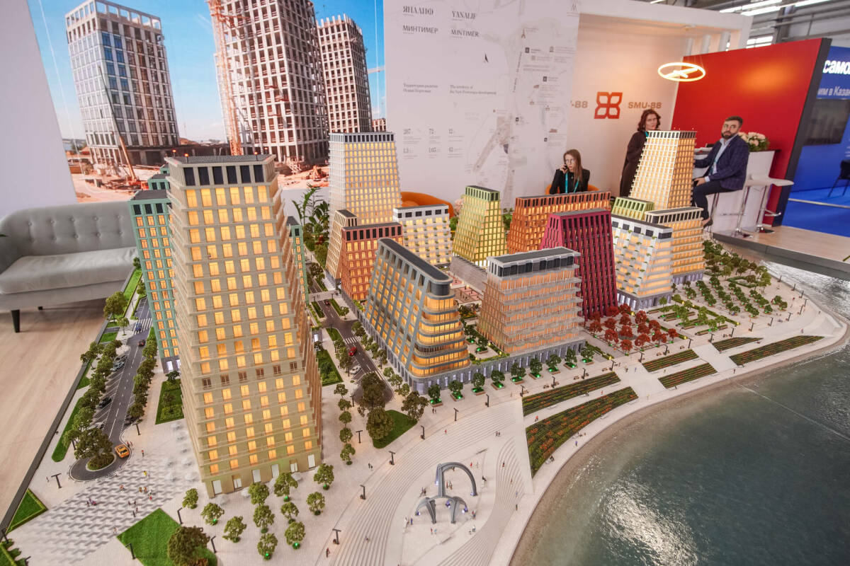 Минниханов, Хуснуллин и Файзуллин осмотрели выставку IPM-2025