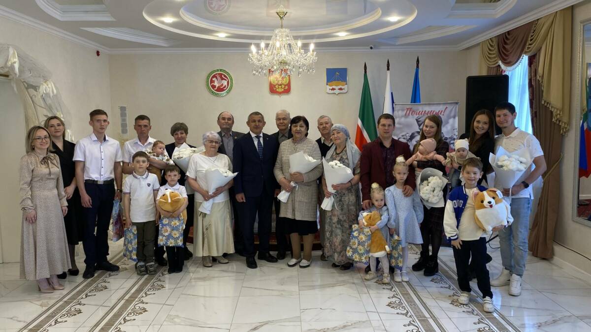 Глава Лаишевского района поздравил юбиляров и многодетные семьи с Днем семьи