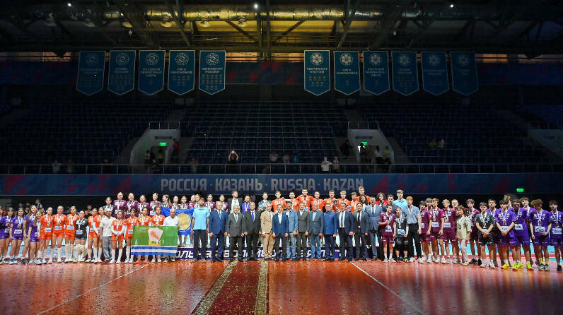 Мухаметшин наградил победителей Школьной волейбольной лиги