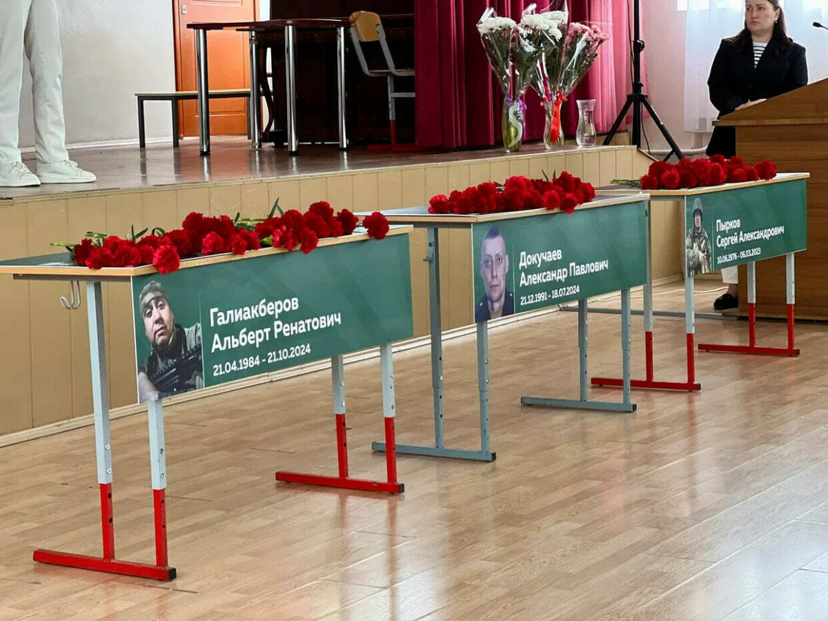 В казанской гимназии №90 установили три «Парты Героя» в честь участников спецоперации