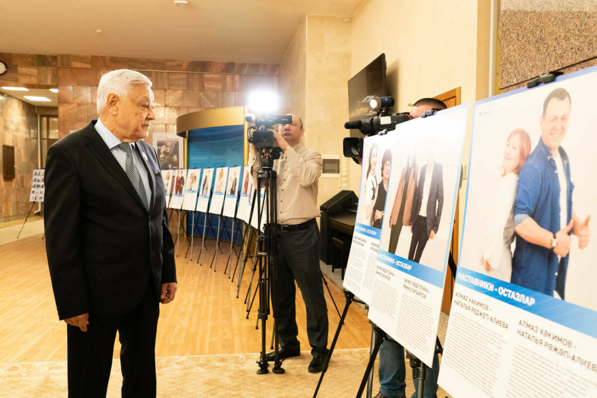 Мухаметшин осмотрел выставку «Татмедиа» в честь журналистов и их наставников