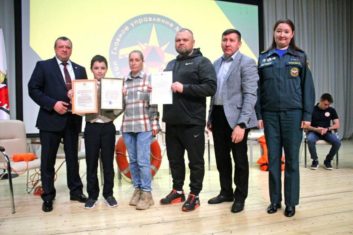 Сотрудники МЧС наградили казанского школьника за помощь при спасении тонувшего рыбака